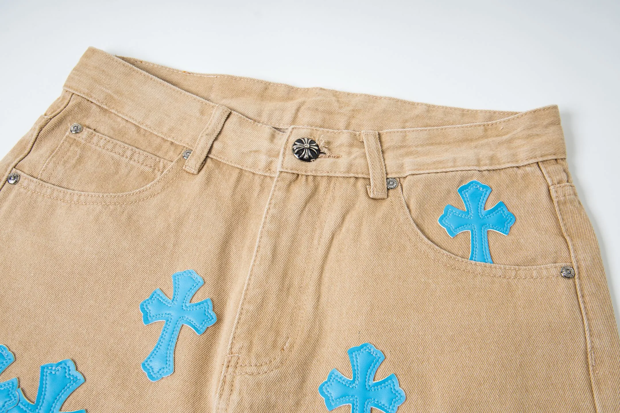 P240 Chrome Hearts 2025 New Light Blue Cross Leather Label Couple Washed Jeans This season’s hot item is sought after by countless celebrities and fashionistas. The neat details of the cutting process add color to the playful fashion! The neat and meticulous design, and the well-fitting structure is unique. The upper body not only has outstanding recognition, but also looks younger and younger. A style with the ultimate wearing meaning and performance, gorgeous color matching, and the craftsmanship of this style is also extremely extraordinary. After the finished product is washed, it is disassembled and hand-made with sheepskin cross leather and then spliced ​​together to complete. The whole piece has too many craftsmanship to describe. It is decorated with patchwork cross flowers and high-waisted washed jeans! ! Absolutely high-end luxury product, a god-level single product, a super popular product, made with top heavy industry, a magic weapon that cannot be missed. Style number: 1867# Size: 28 30 32 34 Color: khaki blue